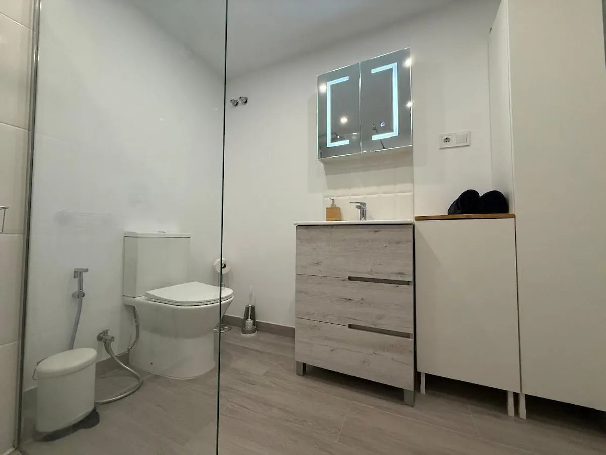 Comfortable Spacious Flat Near Station 토레몰리노스