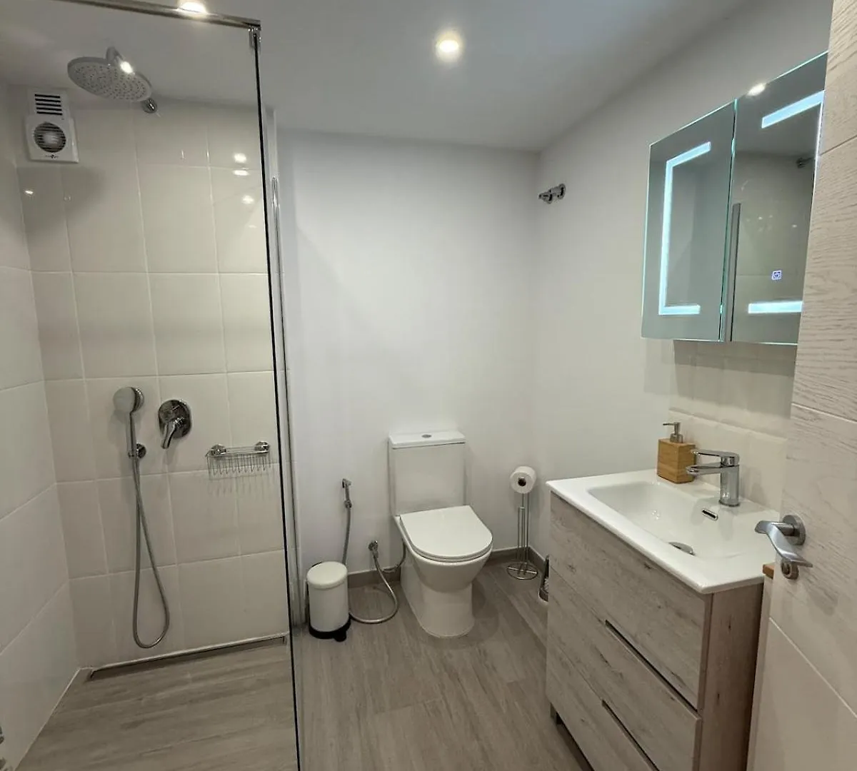 Comfortable Spacious Flat Near Station Torremolinos Apartment